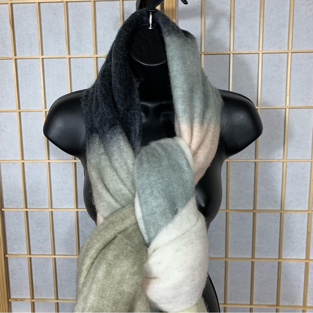 GAP -- Multicolor Gradient Scarf 🧣 - Picture 9 of 15